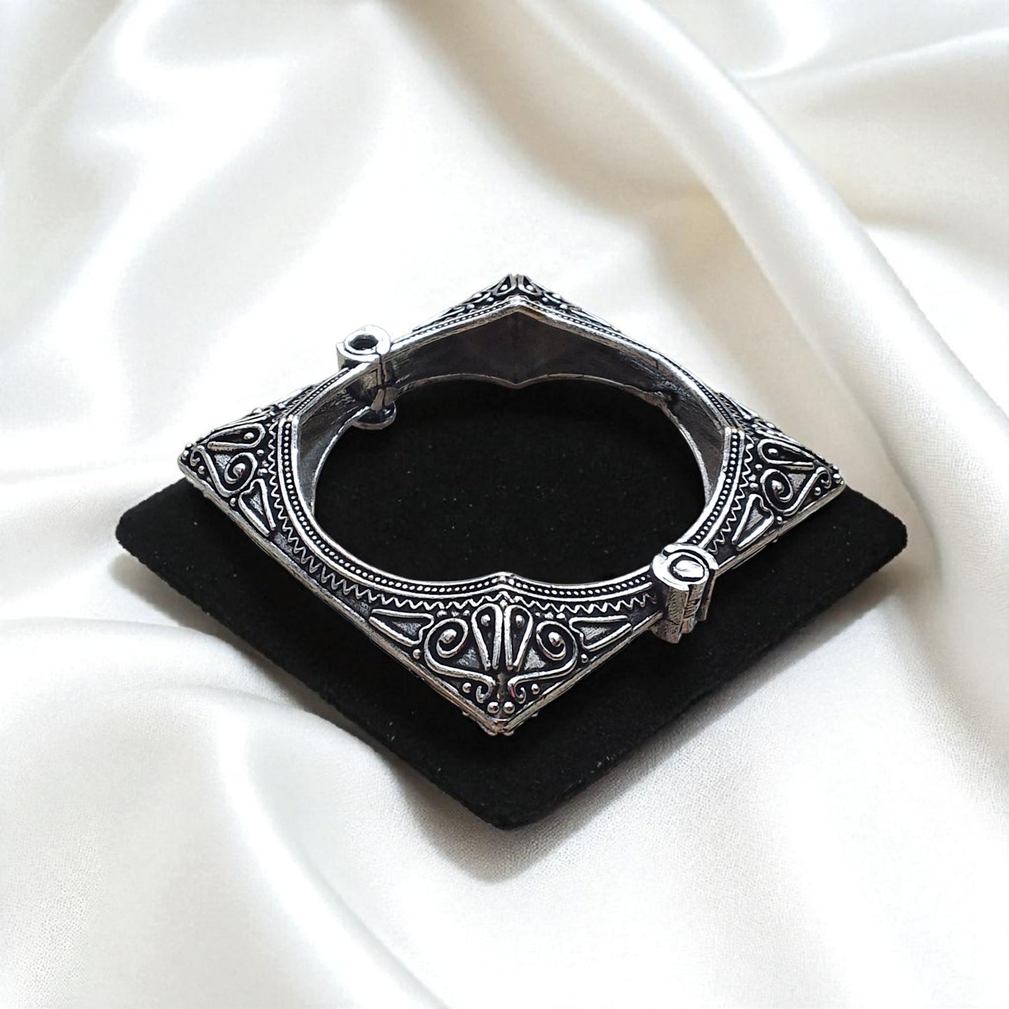 Chatura-Shilpa Samrat Brass Kada