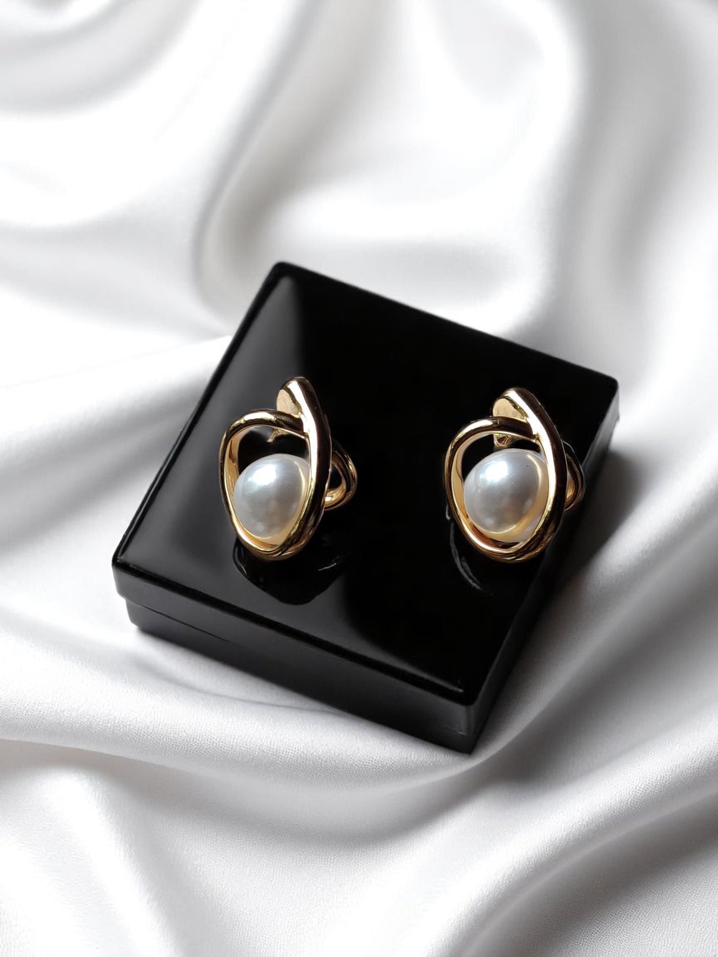 Eterna Pearl Loop Studs