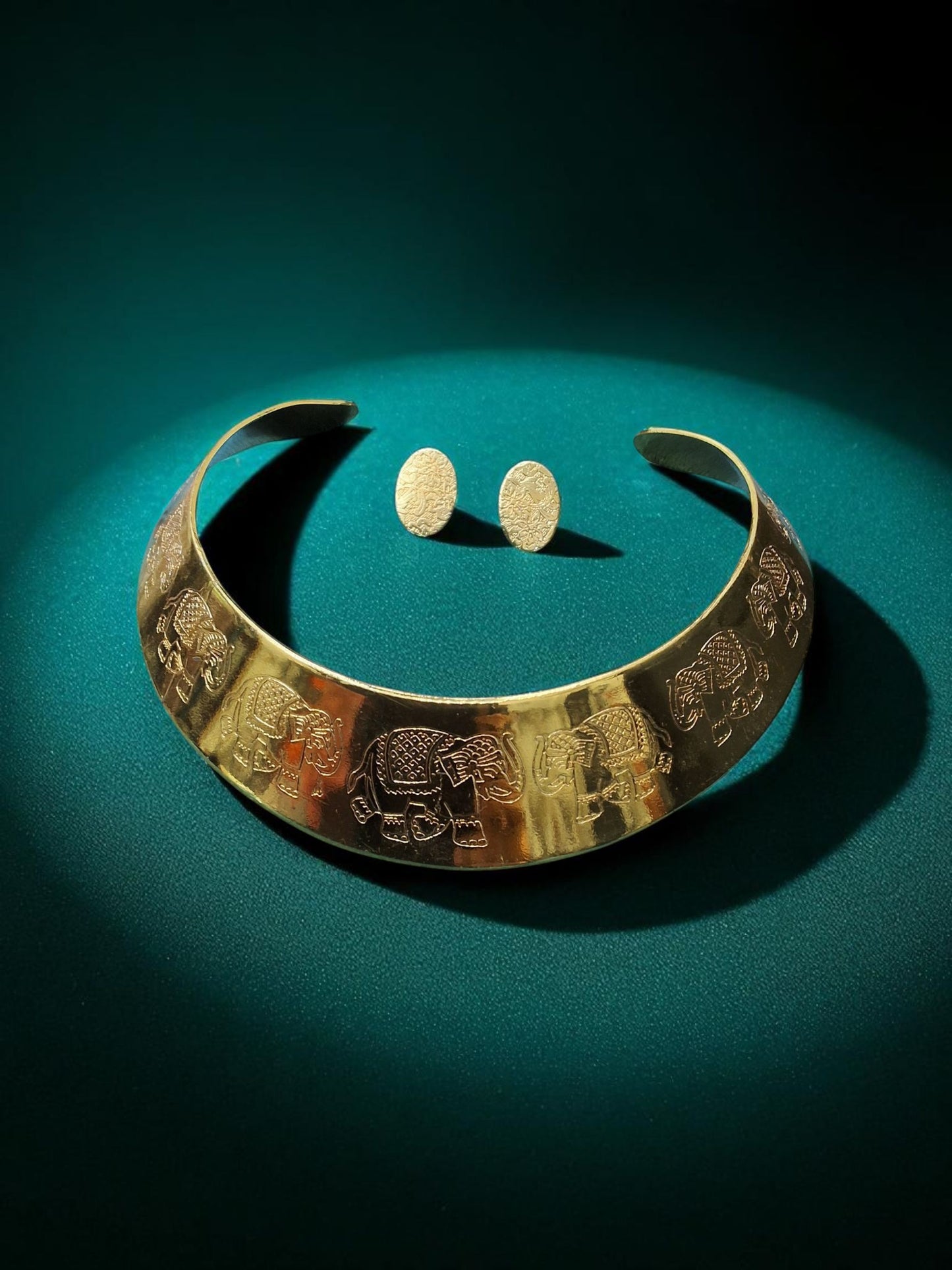 Royal March Elephant Engraved Choker Set