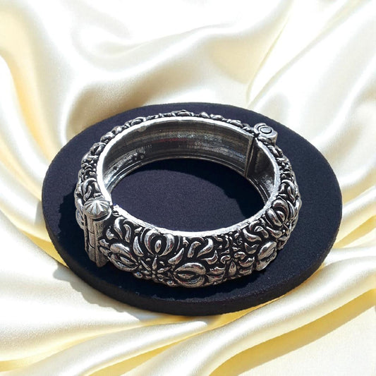 Vanlata Vira Brass Kada