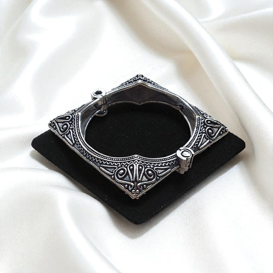 Chatura-Shilpa Samrat Brass Kada