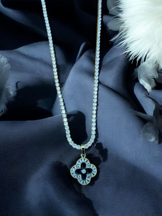 Black Clover Pendant Necklace – A Dazzling Blend of Luxury