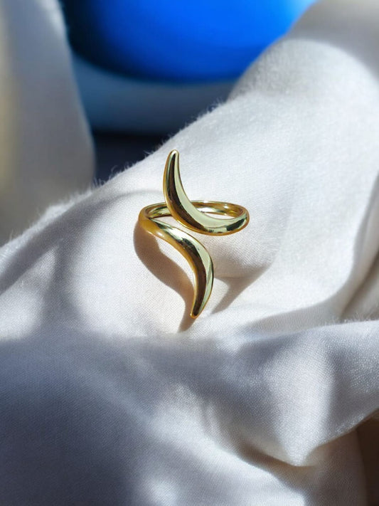 Modern Minimalist Bent Gold Ring – Sleek & Stylish Jewelry