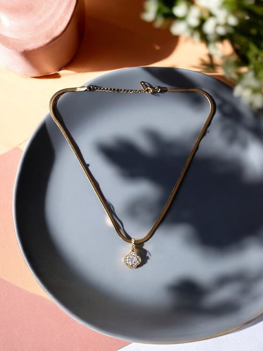 Radiant Gold Clover Pendant Necklace – A Touch of Timeless Elegance