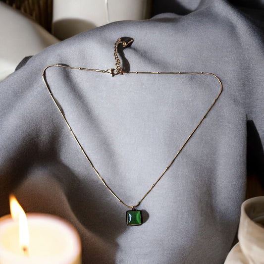 Sophisticated Green Gem Pendant Necklace – An Enchanting Statement