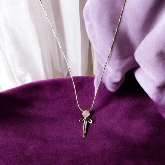 Elegant Floral Pendant Necklace – A Touch of Nature