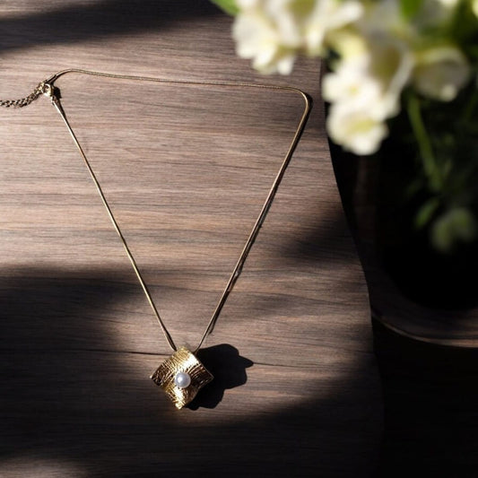 Golden Pearl Pendant Necklace – A Timeless Elegance