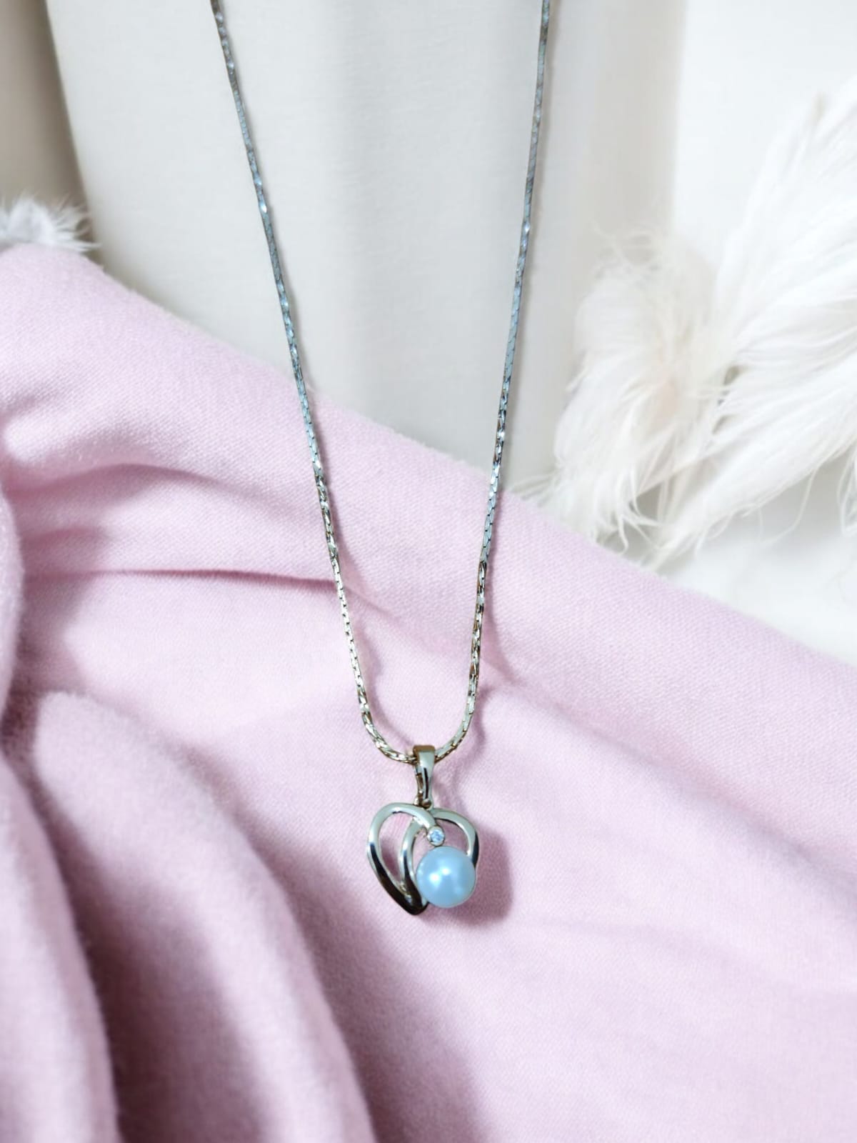 Elegant Heart-Shaped Pendant with White Pearl
